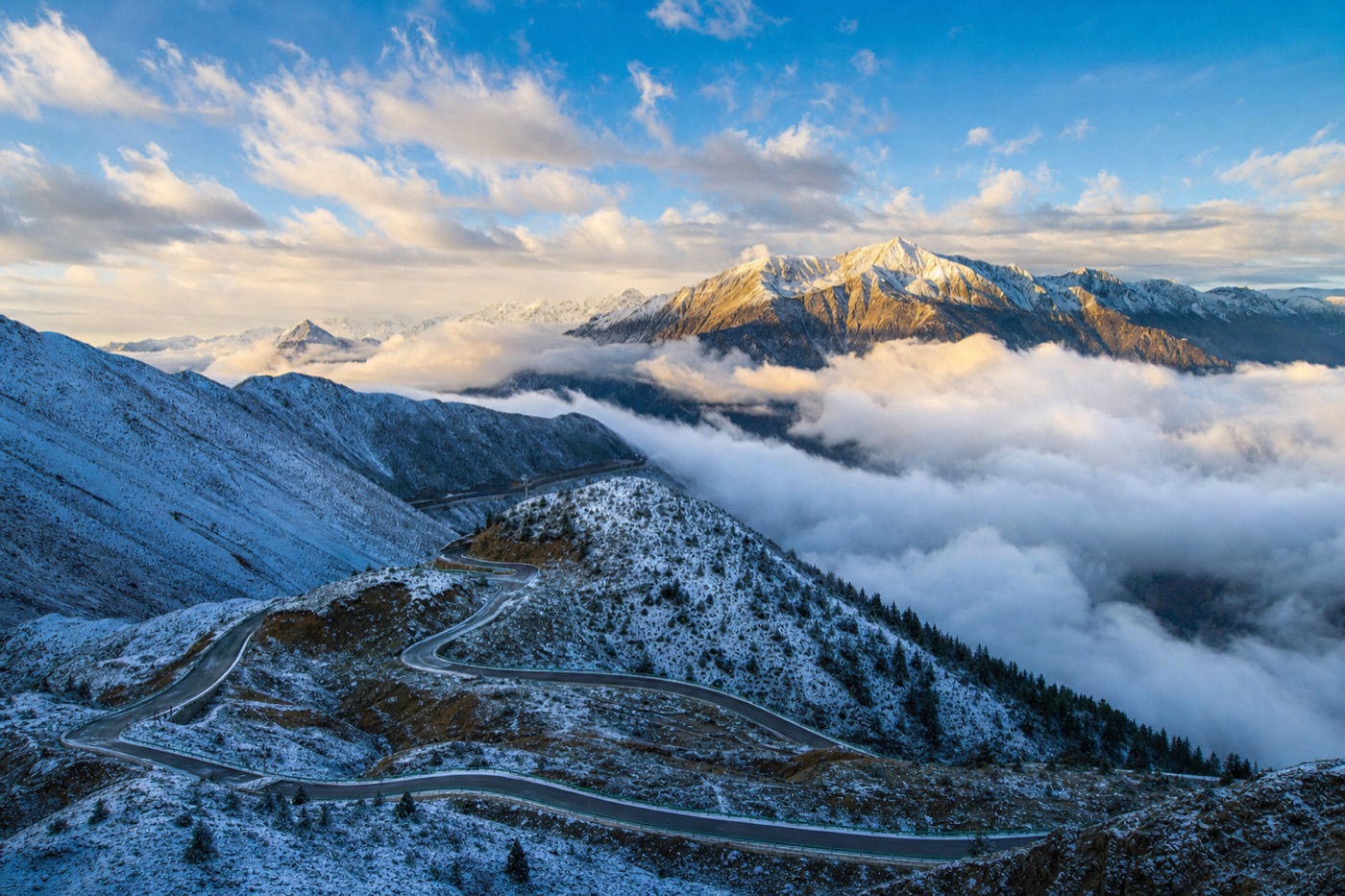 白马雪山垭口茶马古道公路航拍