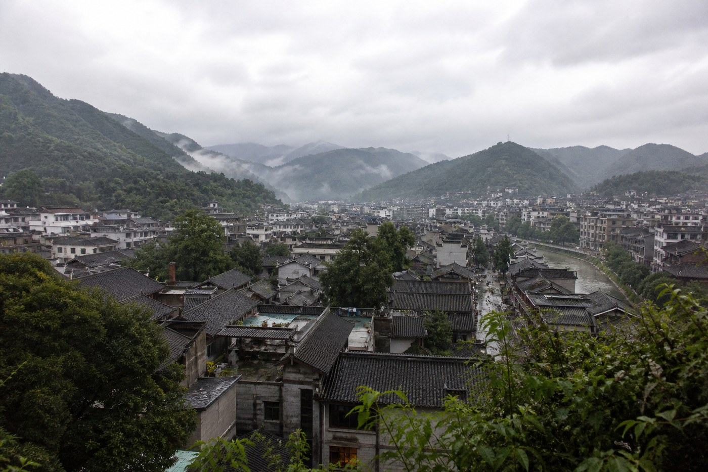 黔北青山与遵义老城雨后自然纪实景象